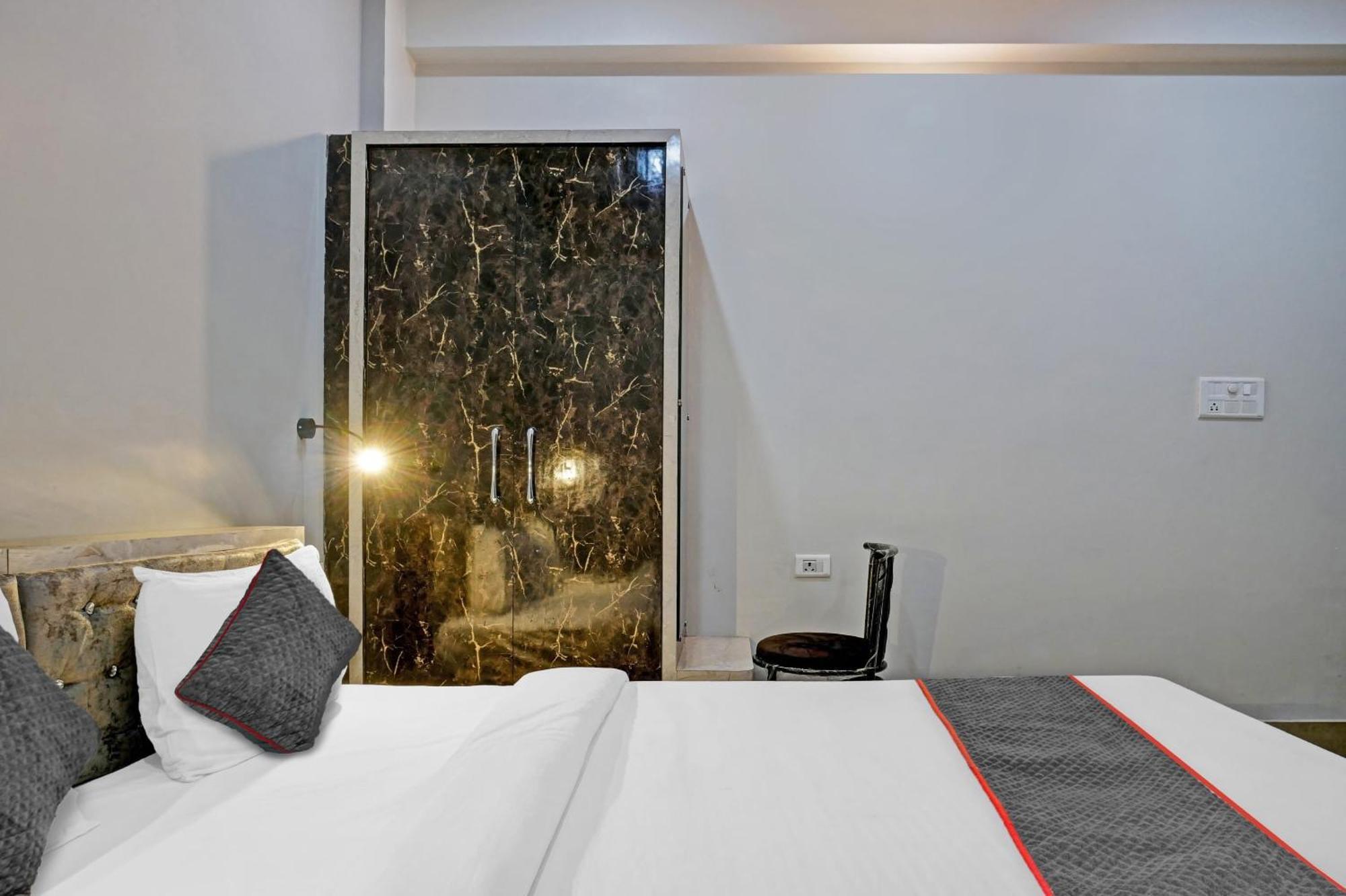 Hotel Townhouse Navneeta Grand à Kakarmatha Extérieur photo