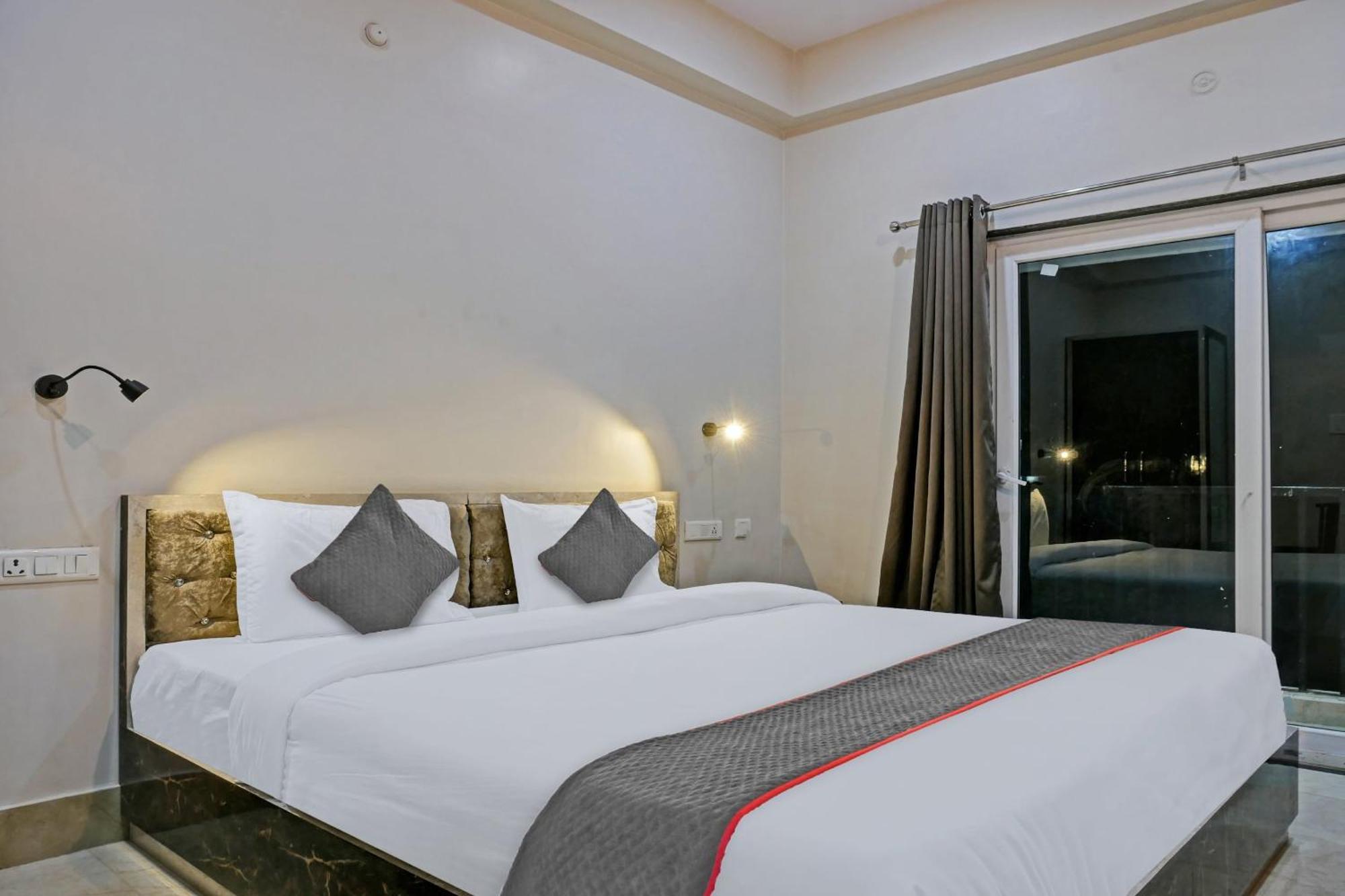 Hotel Townhouse Navneeta Grand à Kakarmatha Extérieur photo